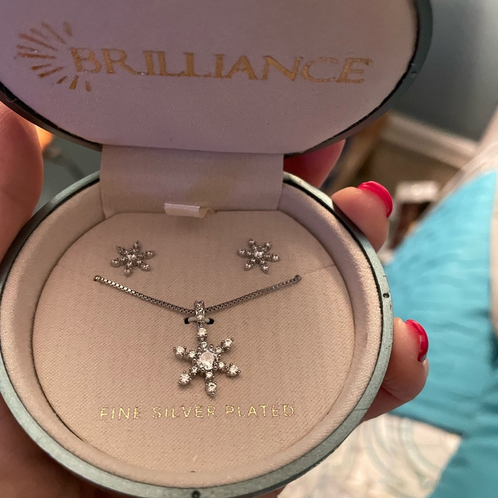 Snowflake ❄️fine silver plated Jewelry Set…. New in ornament box…NWT..
